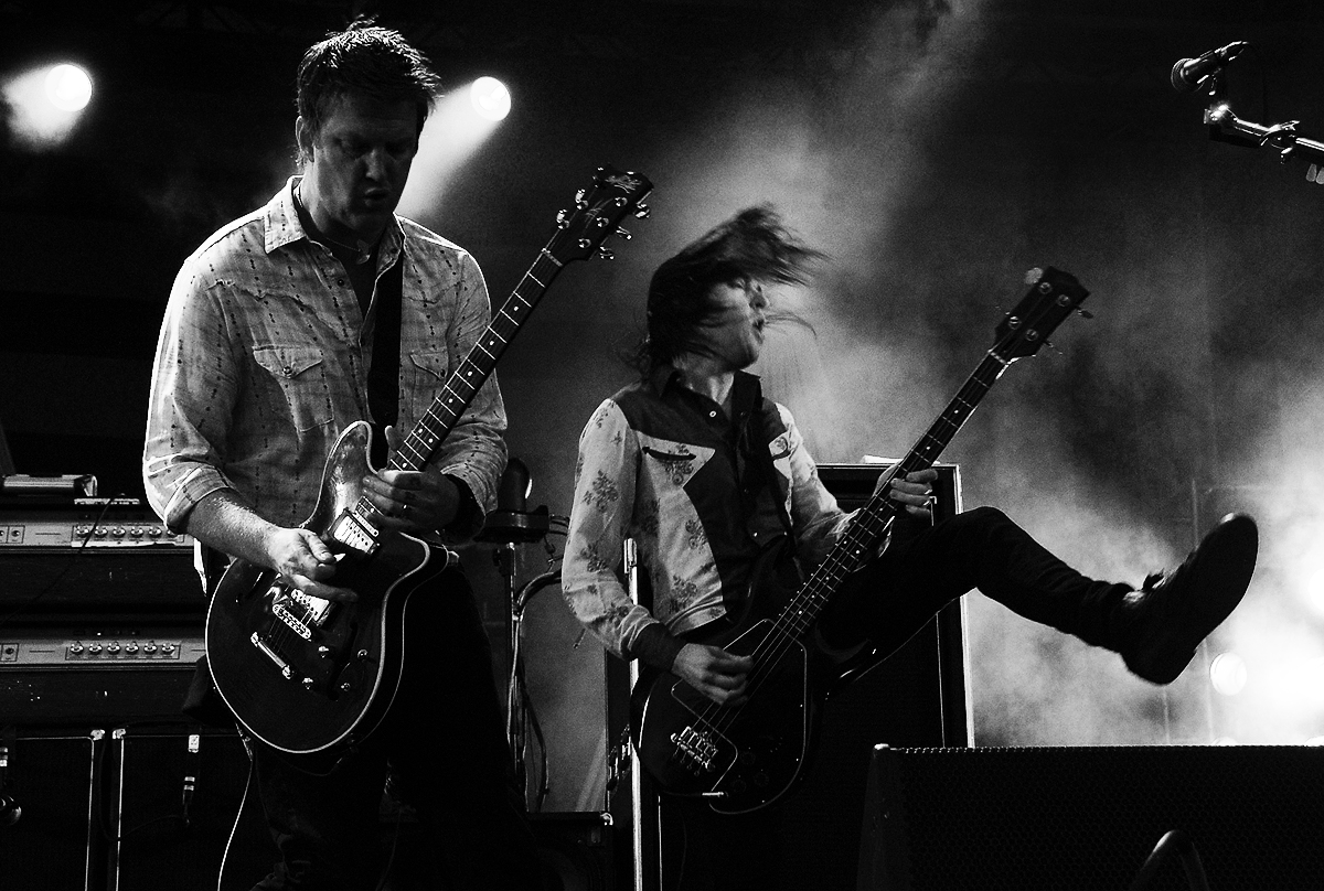 QOTSA-Queens-of-the-stone-age-photos-live