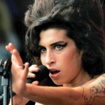Amy Winehouse, persa, accartocciata e buttata via