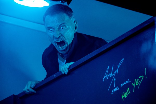 Begbie (Robert Carlyle) raging over toilet cubicle in TriStar PicturesÕ T2: TRAINSPOTTING