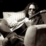 Chris Cornell, un sorriso fra due immagini sfocate