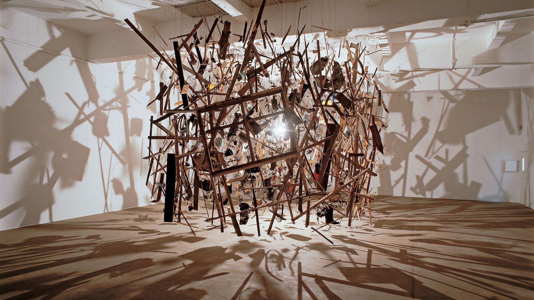 Cornelia Parker Cold Dark Matter: An Exploded View (1991). Foto ©Hugo Glendinning