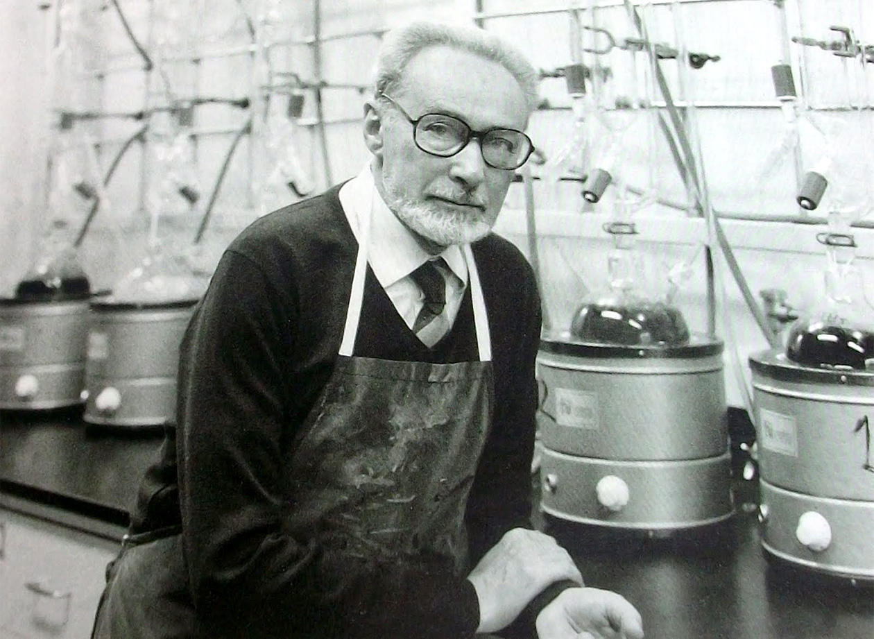 Primo Levi nel laboratorio della Siva (1985). Foto ©Collezione Bernard Gotfryd