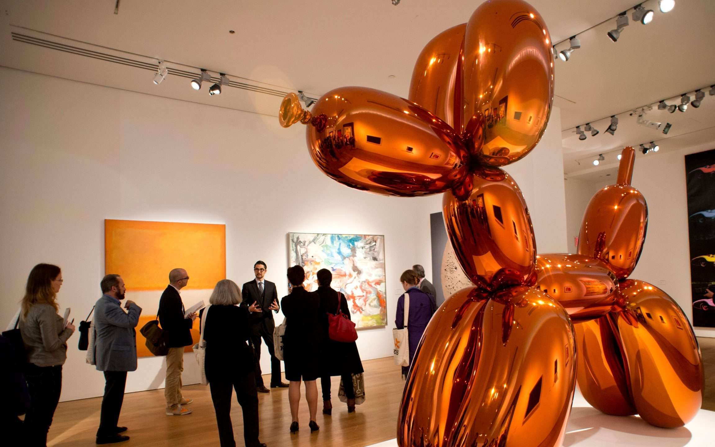 Jeff Koons Dog Balloon (Orange) (1994-2000). Venduto nel 2013 per oltre 53 milioni di dollari. ©Jeff Koons