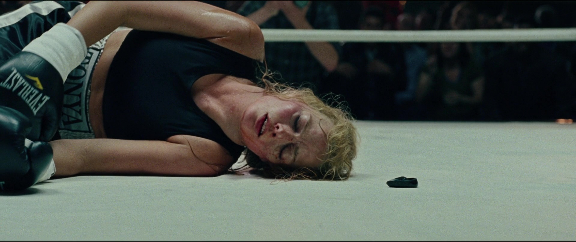 Everlast-Boxing-Gloves-Worn-by-Margot-Robbie-in-I-Tonya-3