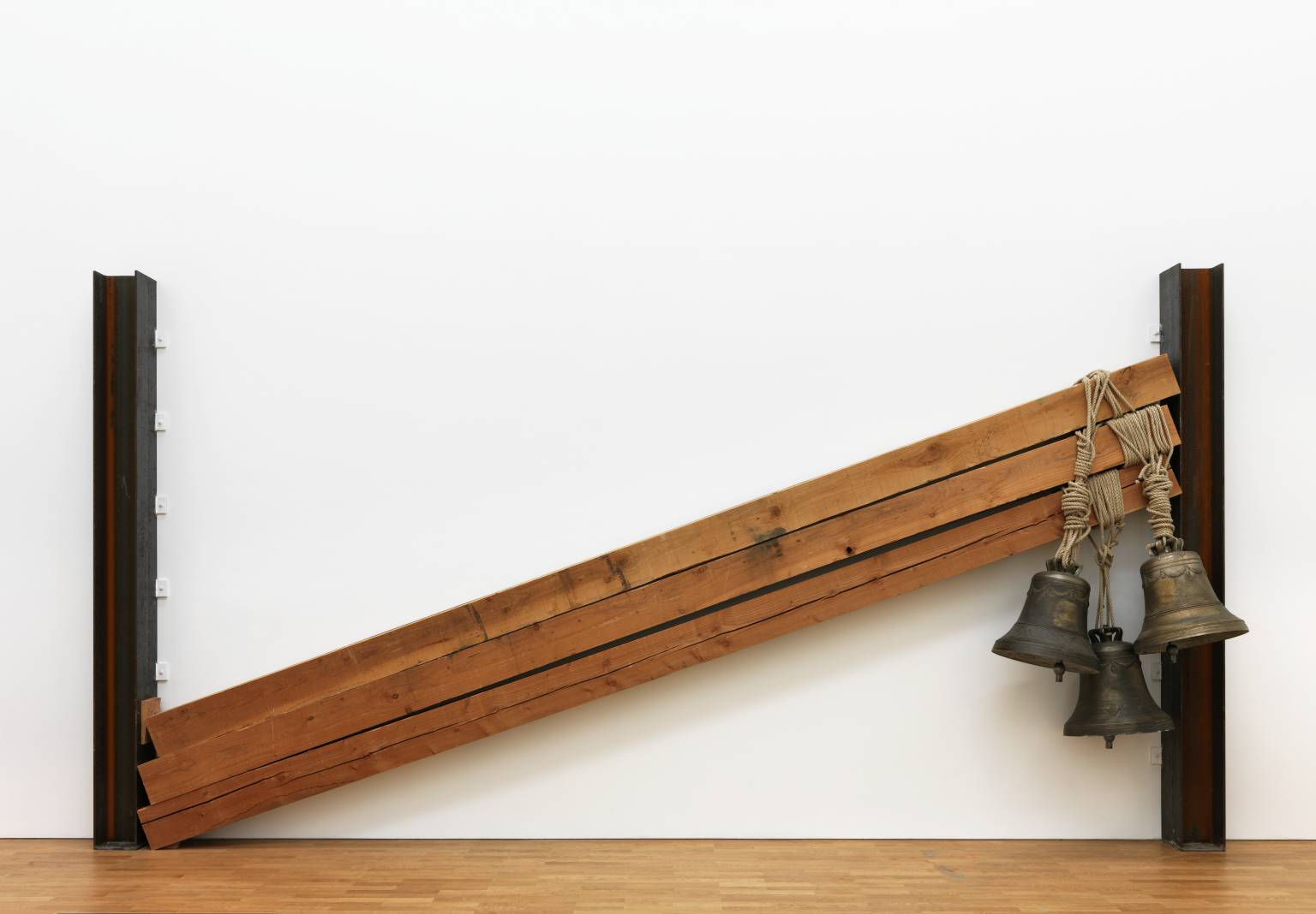 Jannis Kounellis Campane (1993). Tate Gallery, Londra