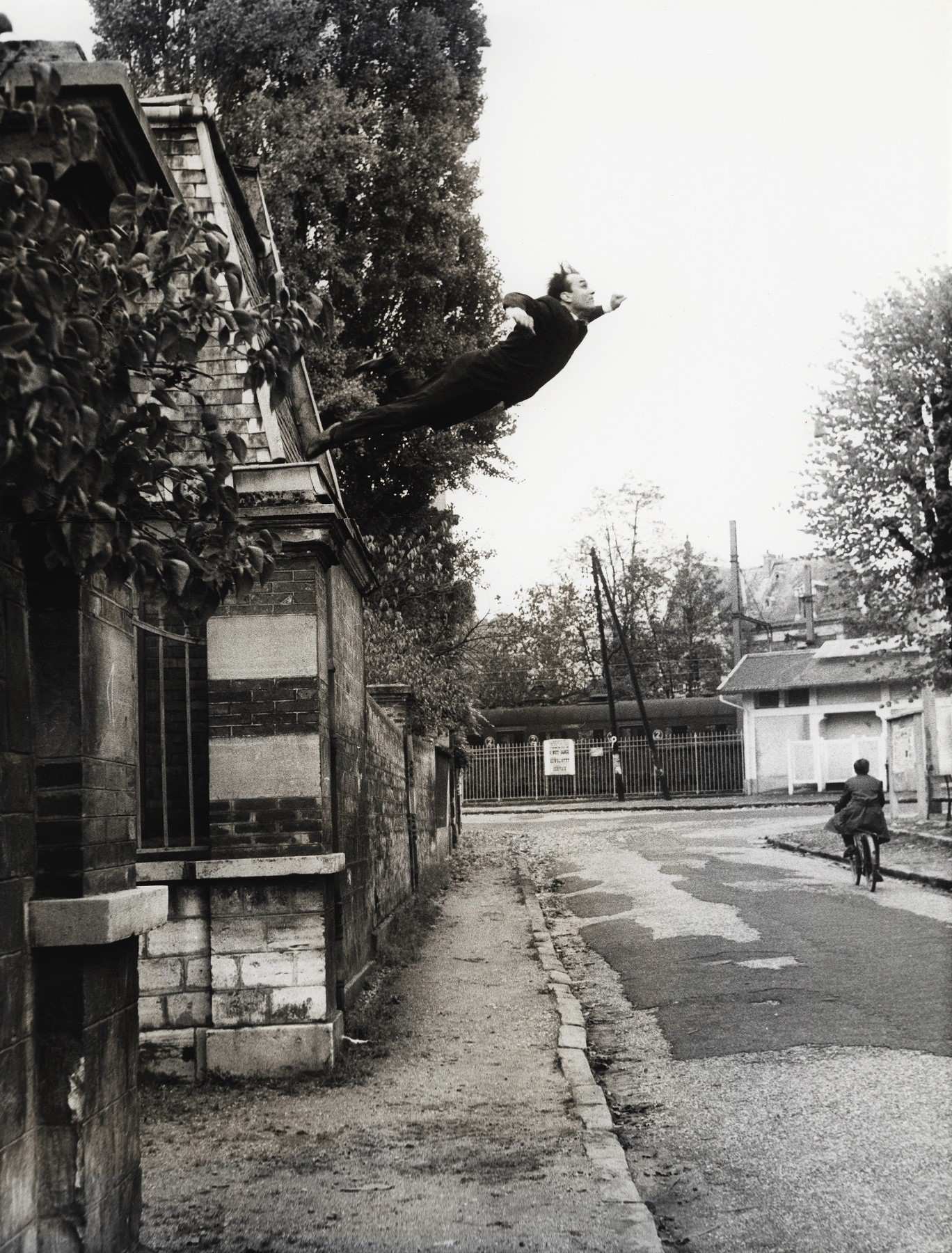 Yves Klein Il salto nel vuoto (1960). Foto ©Harry Shunk