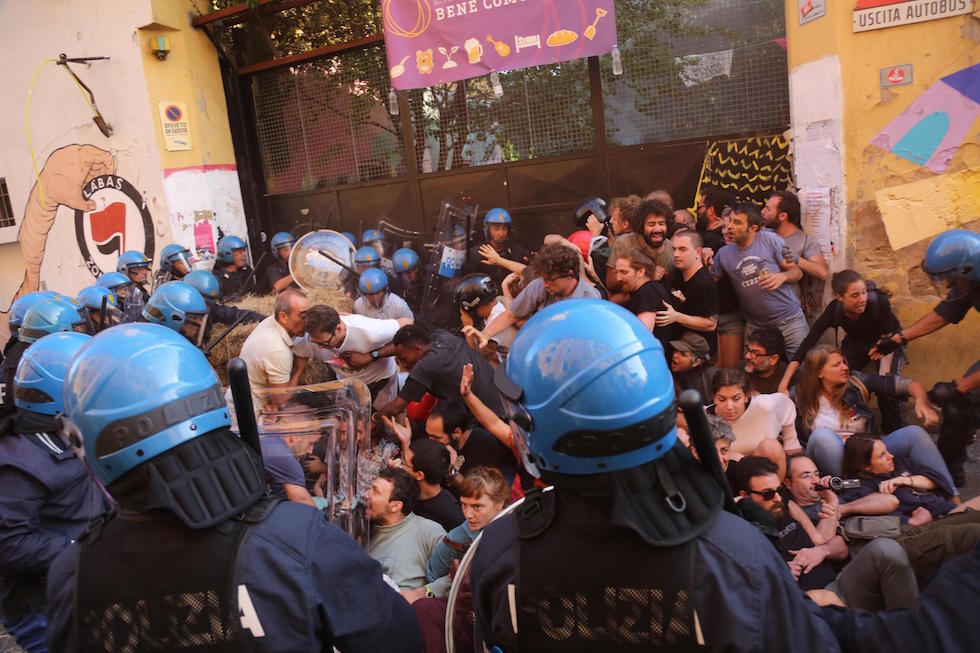 Lo sgombero dell'ex caserma Masini occupata dal collettivo Làbas, Bologna. 8 agosto 2017. Foto © ANSA_Giorgio Benvenuti