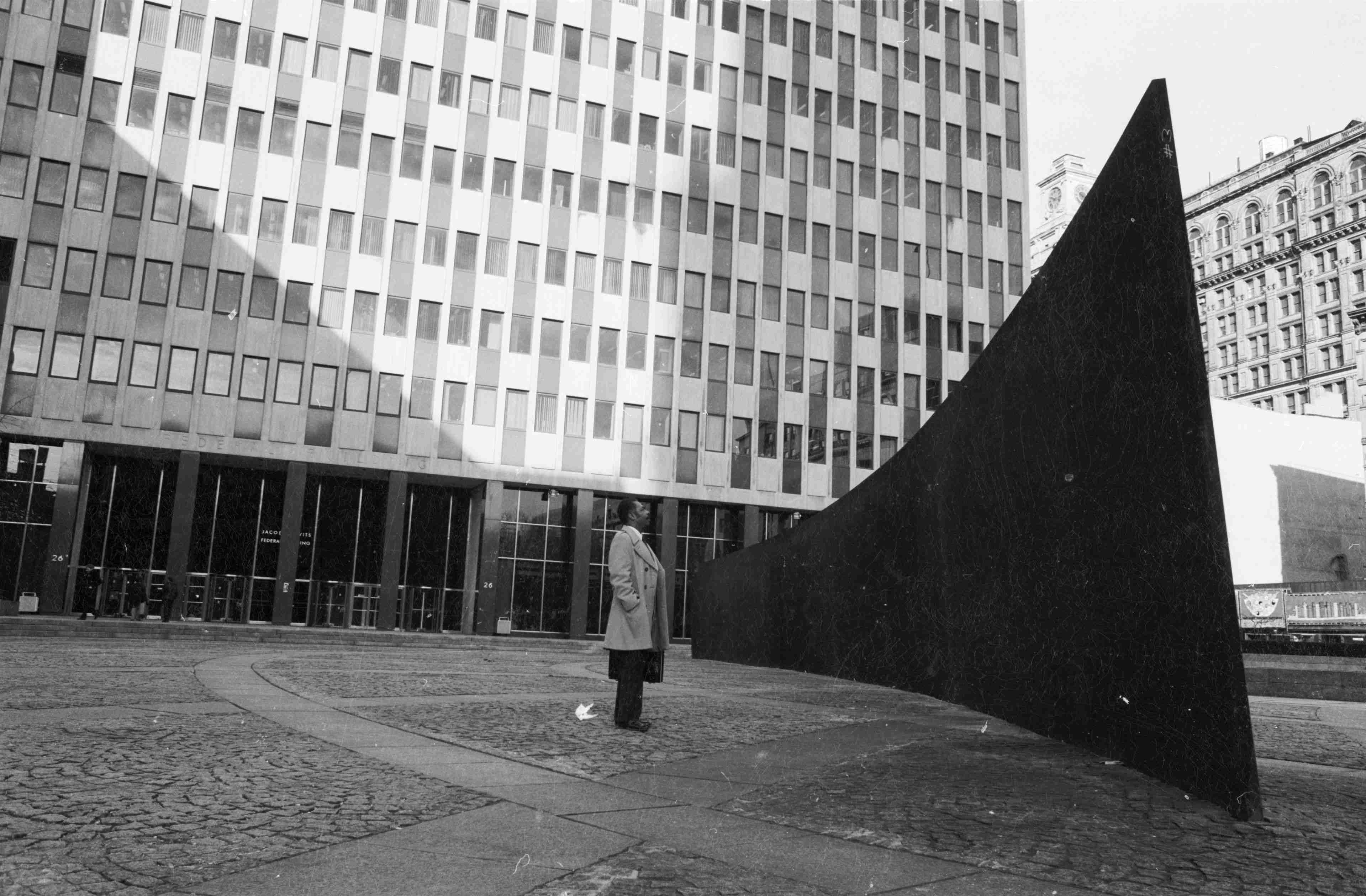 Richard Serra Tilted Arc (1981). ©Frank Martin/BIPs/Getty Images