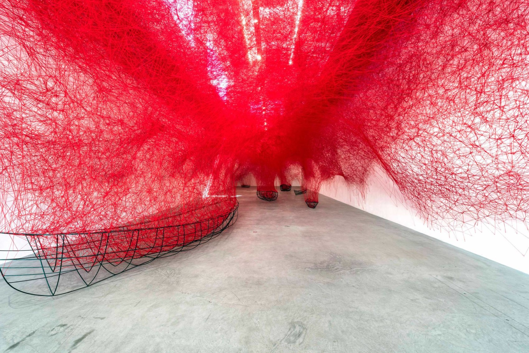 Chiharu Shiota Uncertain Journey (2016). ©Chiharu Shiota,  BlainSouthern. Foto ©Christian-Glaeser