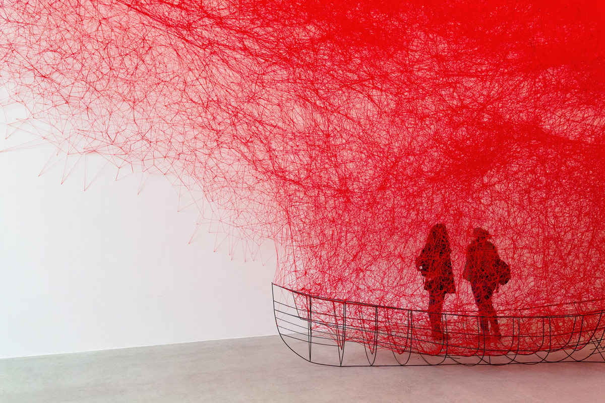 Chiharu Shiota Uncertain Journey (2016). ©Chiharu Shiota, BlainSouthern. Foto ©Christian-Glaeser