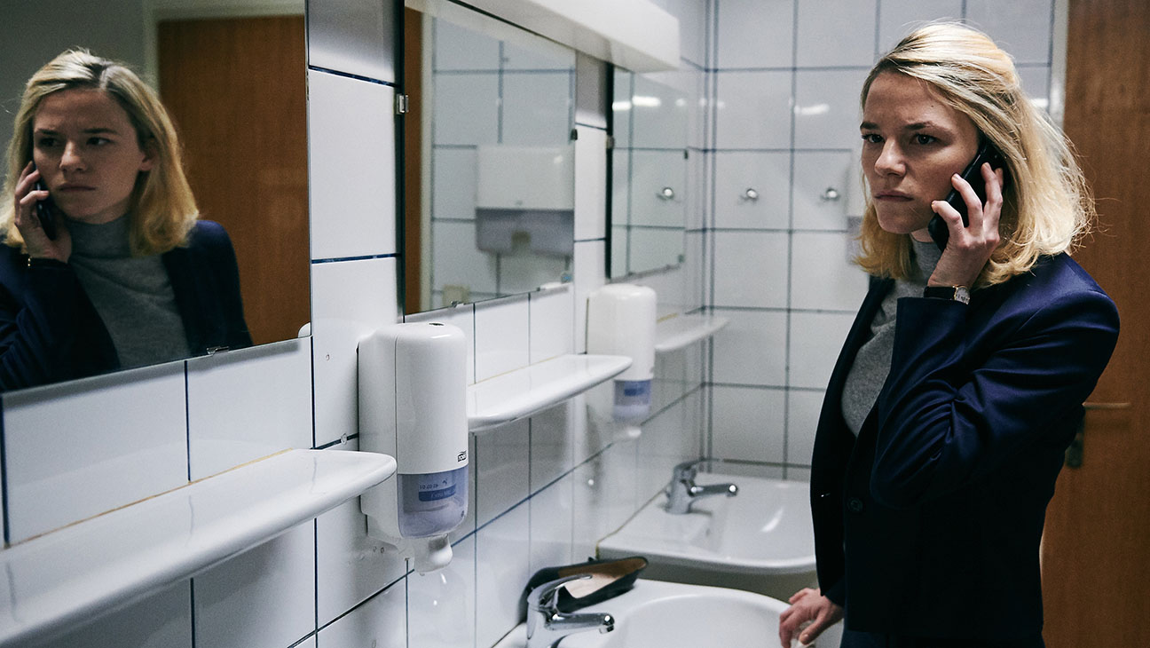 the_ground_beneath_my_feet-publicity_still_2-_h_2019_